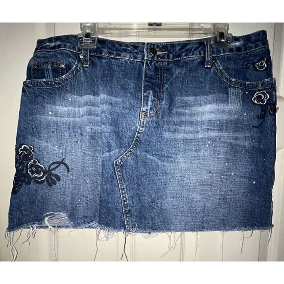 VTG Mini Denim Skirt Jr 15/16 Wmn 1X Embroidered Flowers Raw Hem Paint‎ Rave - Picture 1 of 8